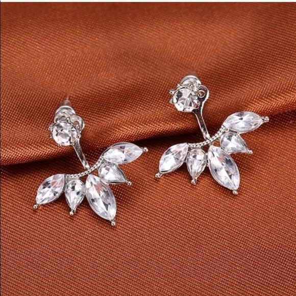 💥ONE LEFT! Leaf Statement Jacket Earrings - Picture 4 of 4